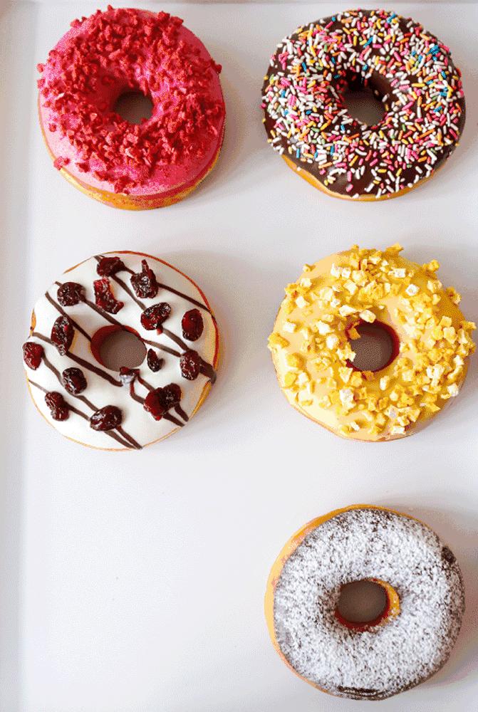 甜甜圈真的很受欢迎，所以叫Doughnut“都拿它”