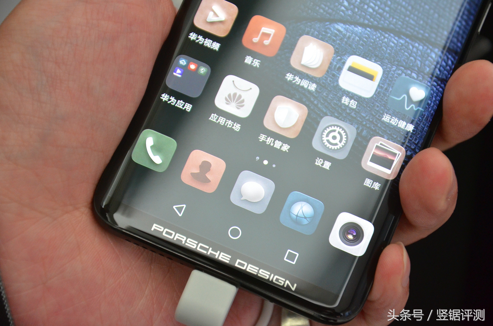 怪兽级配置!国产“最强”机型:华为MateRS保时捷设计简评