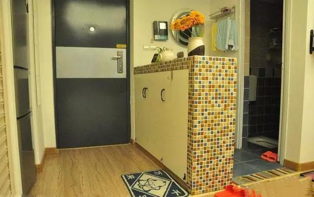 门对客厅最佳解决方法,装修大门对着厕所怎么解决