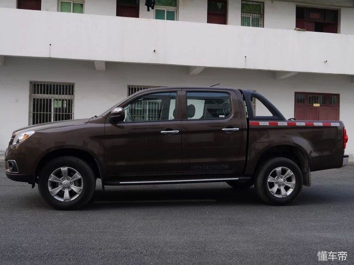 江淮帅铃t6皮卡最高跑多快,男人开的豪华轿车