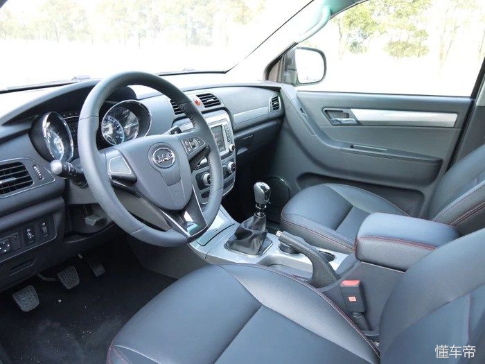 江淮帅铃t6皮卡最高跑多快,男人开的豪华轿车