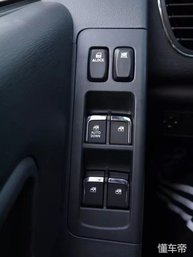 江淮帅铃t6皮卡最高跑多快,男人开的豪华轿车