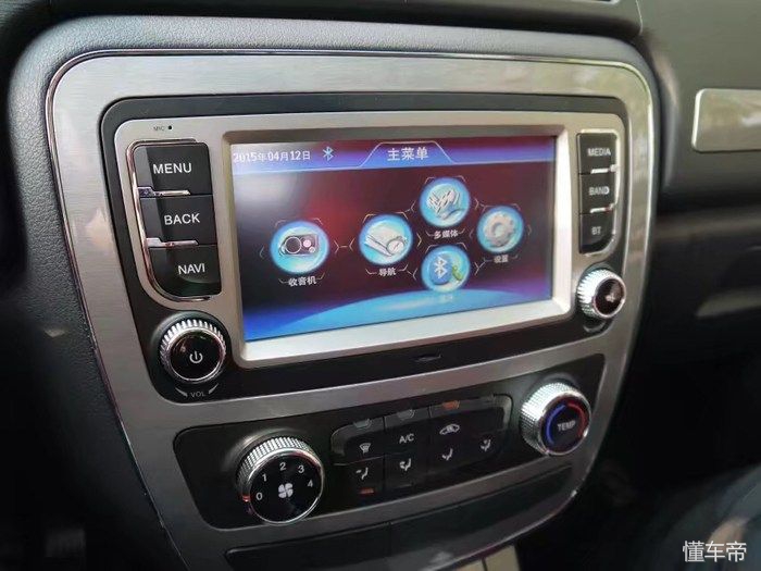 江淮帅铃t6皮卡最高跑多快,男人开的豪华轿车