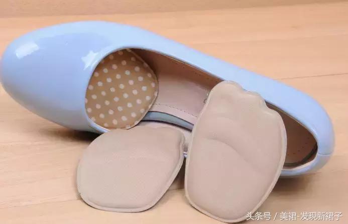 高跟鞋后脚跟磨脚解决小妙招,高跟鞋只有一只脚磨脚怎么办
