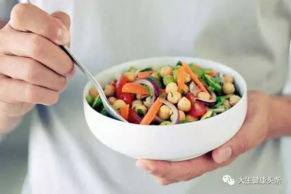 孩子总是吭吭的清嗓子是怎么回事,孩子眨眼嗓子有吭吭声是怎么回事