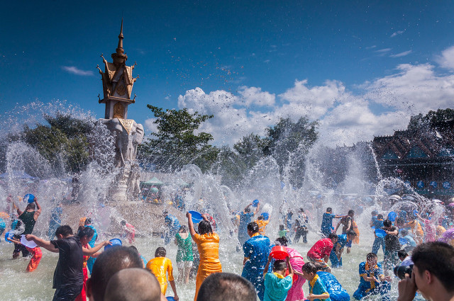 亲身体验傣族泼水节的欢乐场面,这才是真正的傣族泼水节