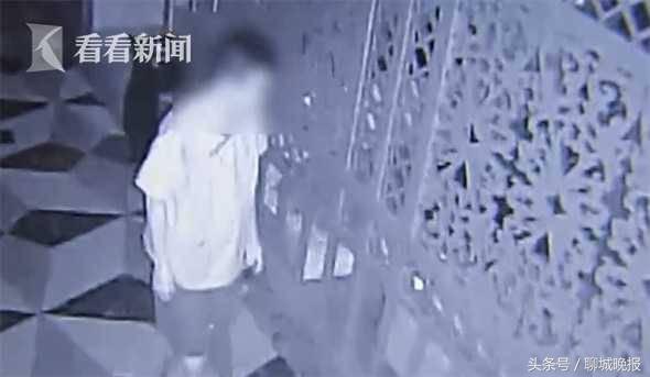 3女子浴场过夜被人舔脚趾,嫌疑人被抓:看到女的穿拖鞋就忍不住