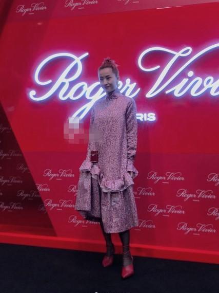 欧阳娜娜台上休闲装,欧阳娜娜近日活动礼服