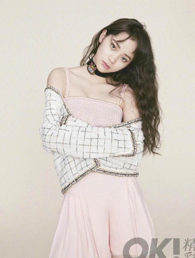 欧阳娜娜台上休闲装,欧阳娜娜近日活动礼服