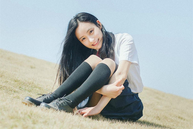 黑色长靴搭配黑色裤袜,黑色长靴和肉色裤袜