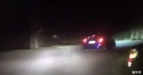 思域司机开的快直接翻沟里去了？这真不是一台思域