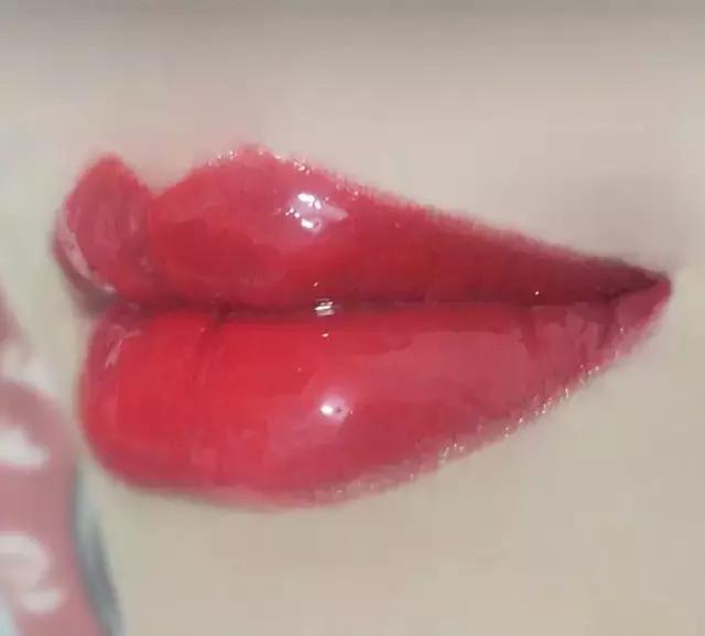 平价口红和国货之光的区别,平价口红光泽感