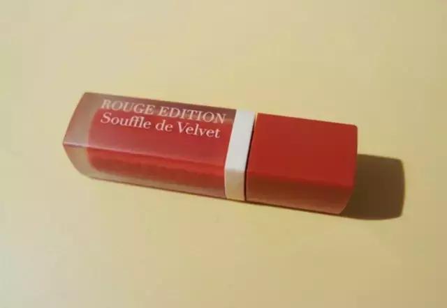 平价口红和国货之光的区别,平价口红光泽感