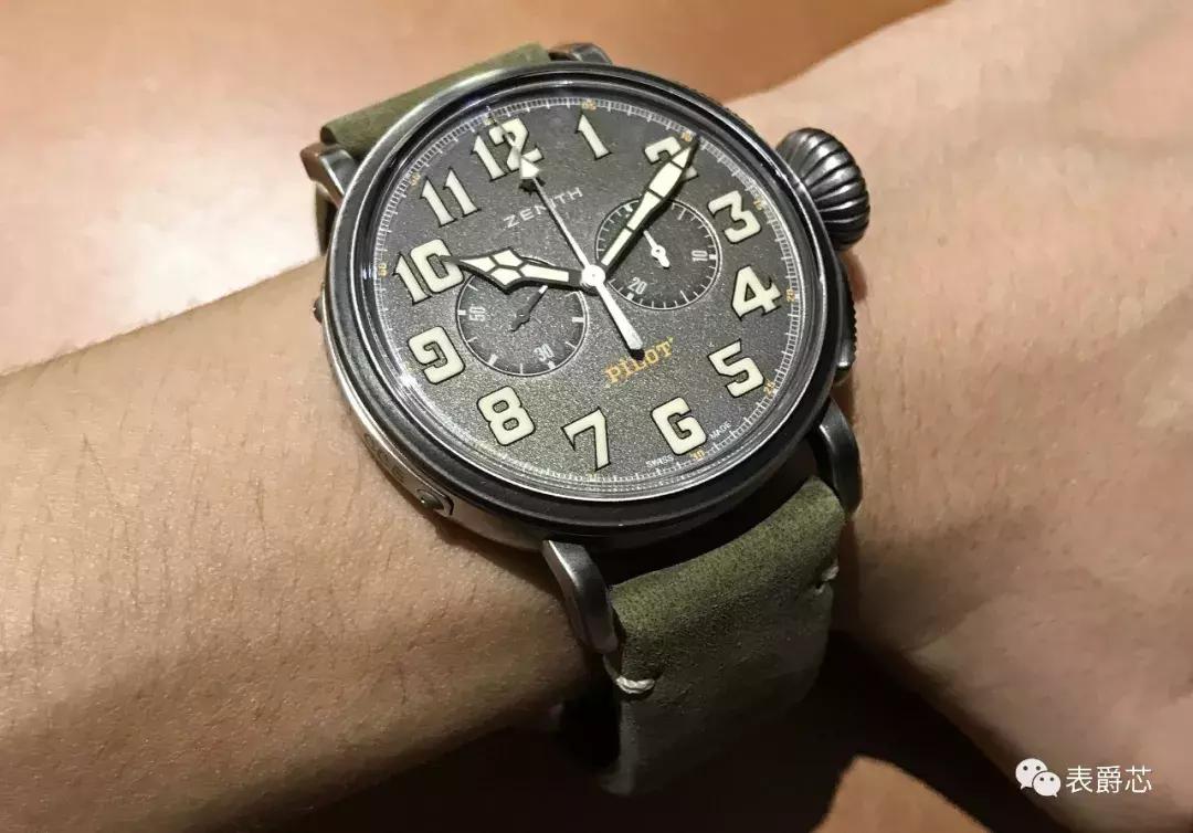 疾行计时不离手，夜店就怕不露手