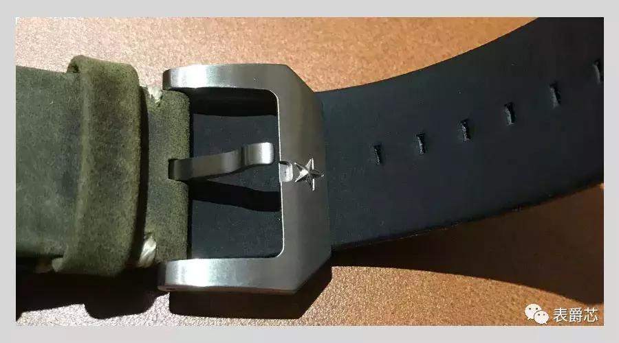 疾行计时不离手，夜店就怕不露手