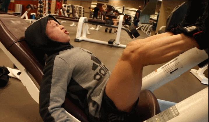 15岁亚裔健身,15岁健身3年练成肌肉猛兽