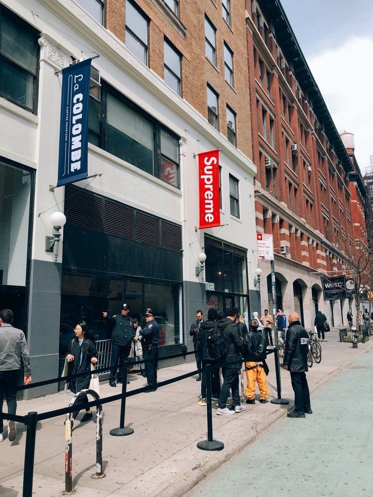 和supreme联名的品牌3秒卖完,supreme行李箱联名款价格