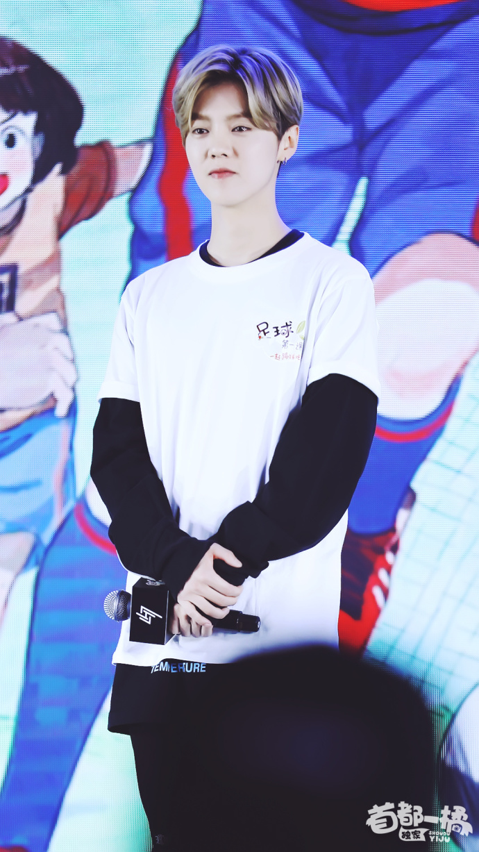 鹿晗出席活动现场名场面,鹿晗亮相直播