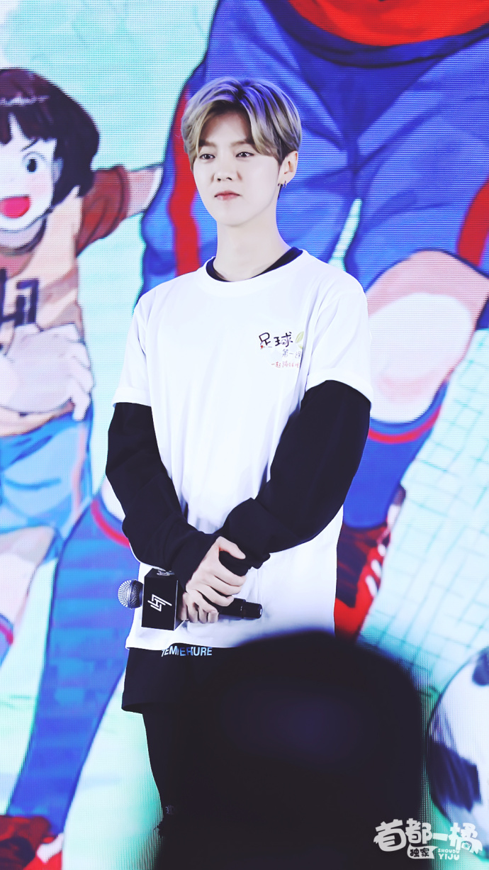 鹿晗出席活动现场名场面,鹿晗亮相直播