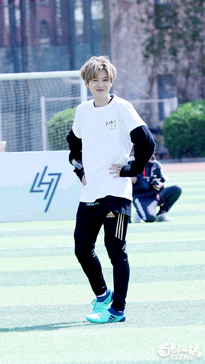鹿晗在公益球场,鹿晗在学校踢球