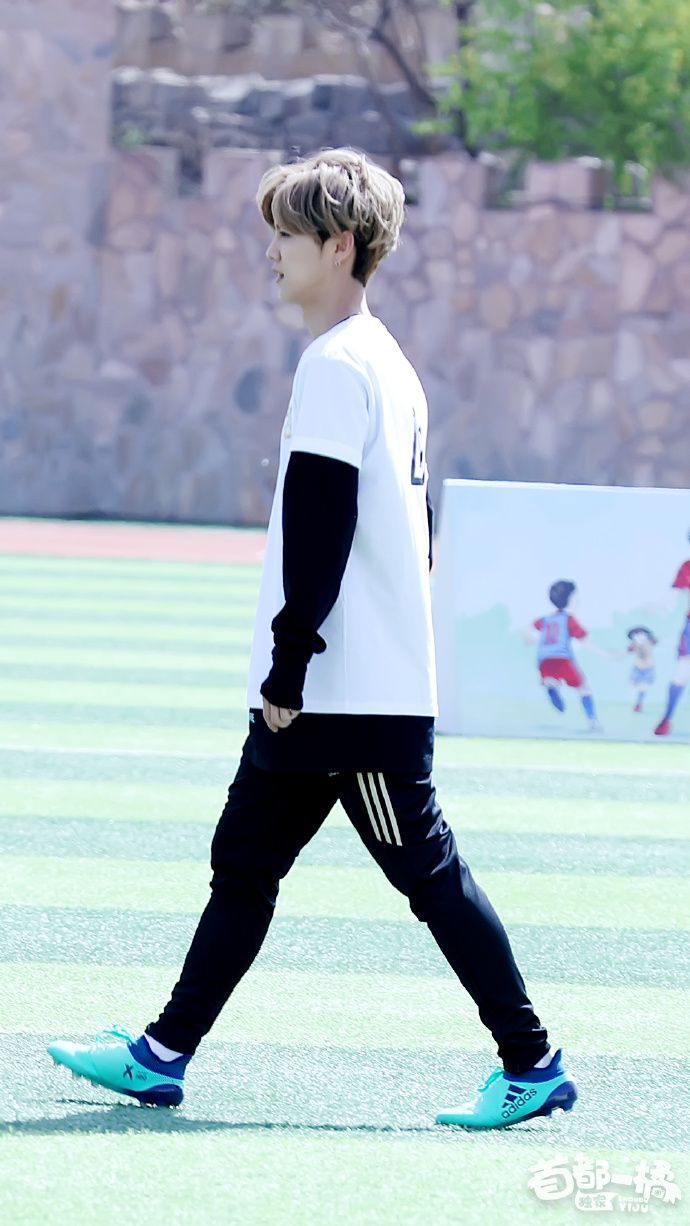 鹿晗在公益球场,鹿晗在学校踢球