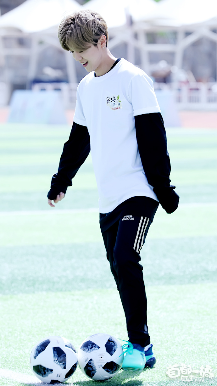 鹿晗在公益球场,鹿晗在学校踢球