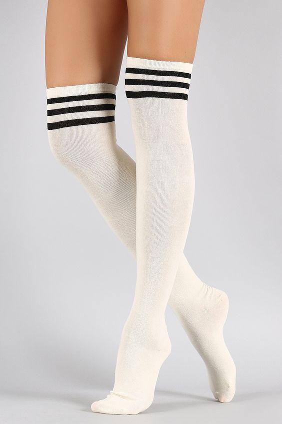 给死宅科普啦！软萌妹子穿过膝袜很好看是怎么回事？