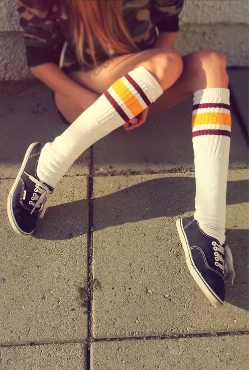 给死宅科普啦！软萌妹子穿过膝袜很好看是怎么回事？