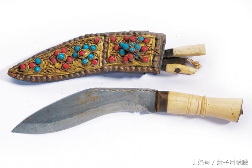 这四把狗腿刀不一般,上镶一百多颗宝石,得到一把就成土豪了!
