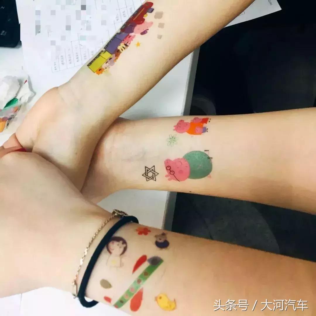 小猪佩奇里面为什么会有人类,小猪佩奇汽车品牌