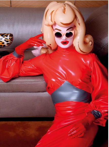 她穿廉价塑料衣服却被香奈儿抢着要！雷人程度不输Ladygaga