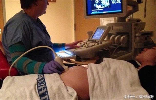 孕妇做四维怎样才能让胎儿趴着睡,做四维时胎儿坐着如何让他躺着呢