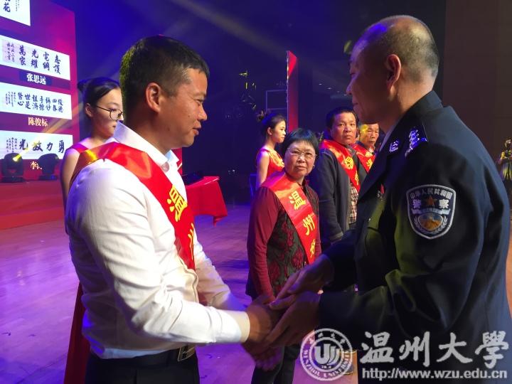 温暖之州，礼遇好人蔚然成风