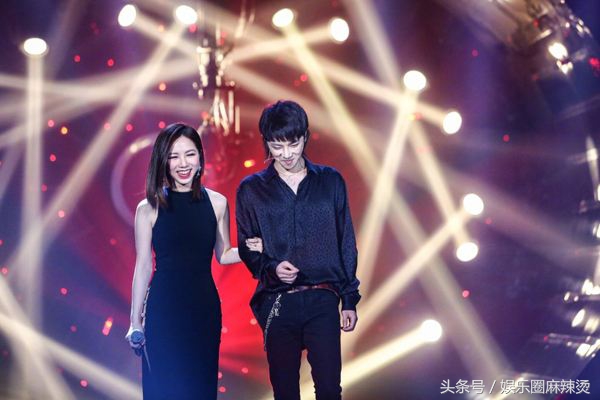 90后“歌王”决赛现场特写脸部坑坑洼洼华晨宇整容失败了吗?