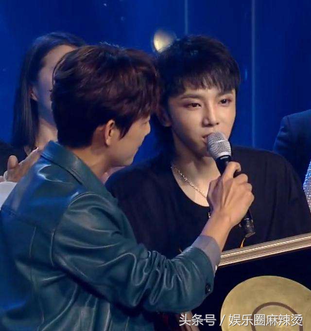 90后“歌王”决赛现场特写脸部坑坑洼洼华晨宇整容失败了吗?