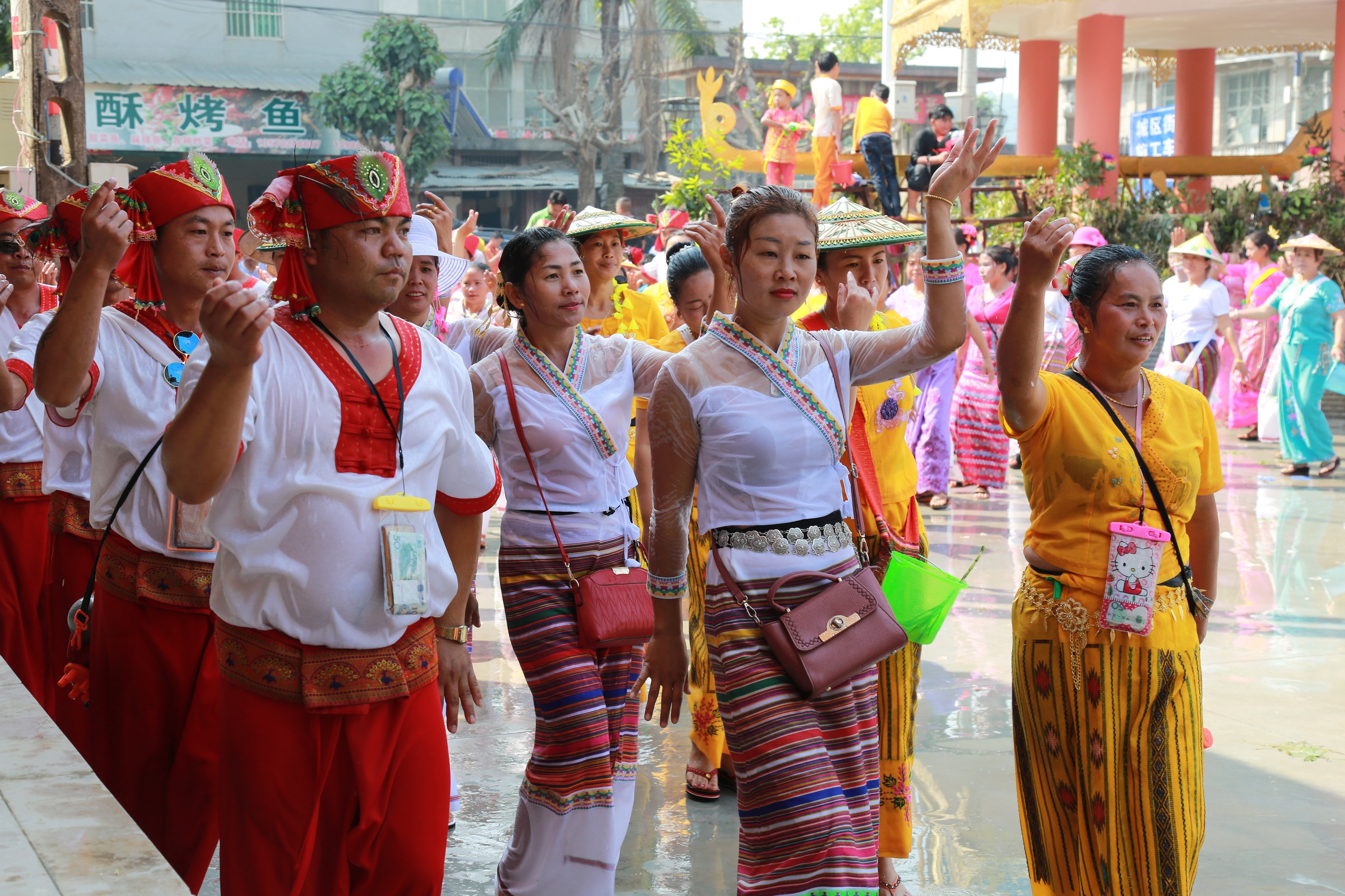 景洪泼水节今年还过吗,连山原生态景区皇后山泼水节