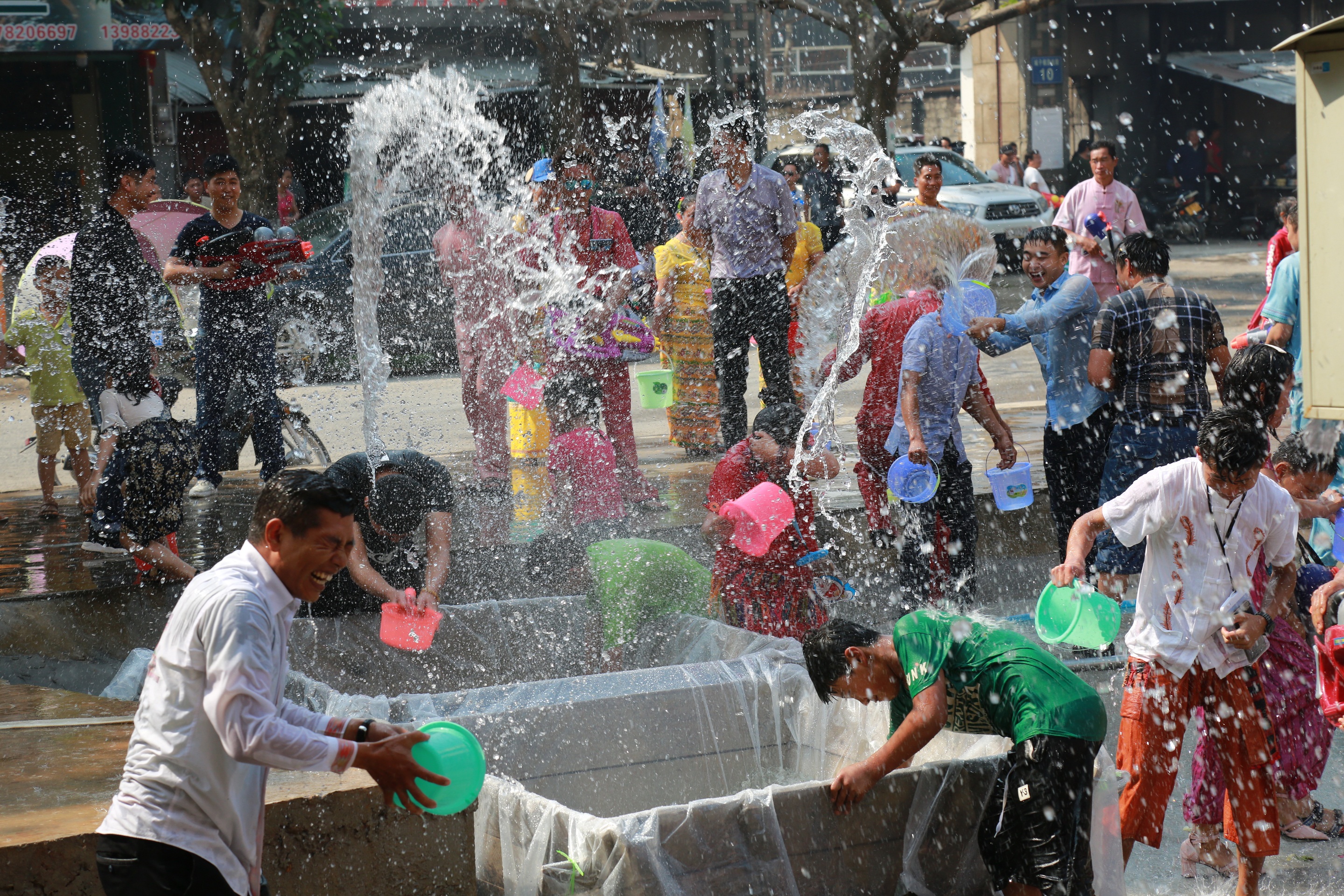 景洪泼水节今年还过吗,连山原生态景区皇后山泼水节