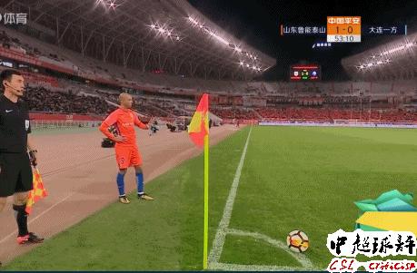 球童不给球被踢完整视频,中超山东泰山球童