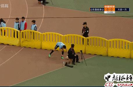 球童不给球被踢完整视频,中超山东泰山球童