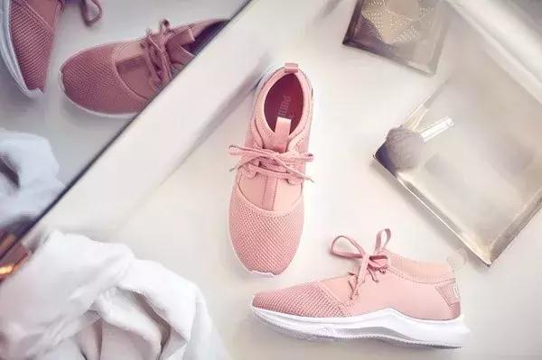 小白鞋已经过时了吗,小白鞋不流行了吗