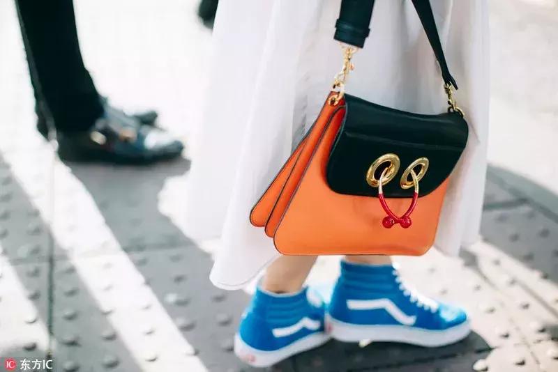 小白鞋已经过时了吗,小白鞋不流行了吗