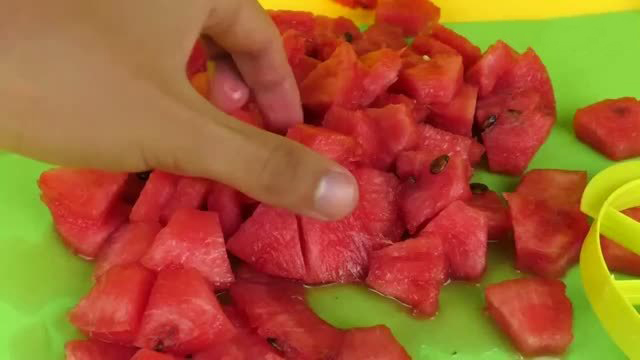 西瓜也可以用刀来剥皮,西瓜可以这么切方便实用