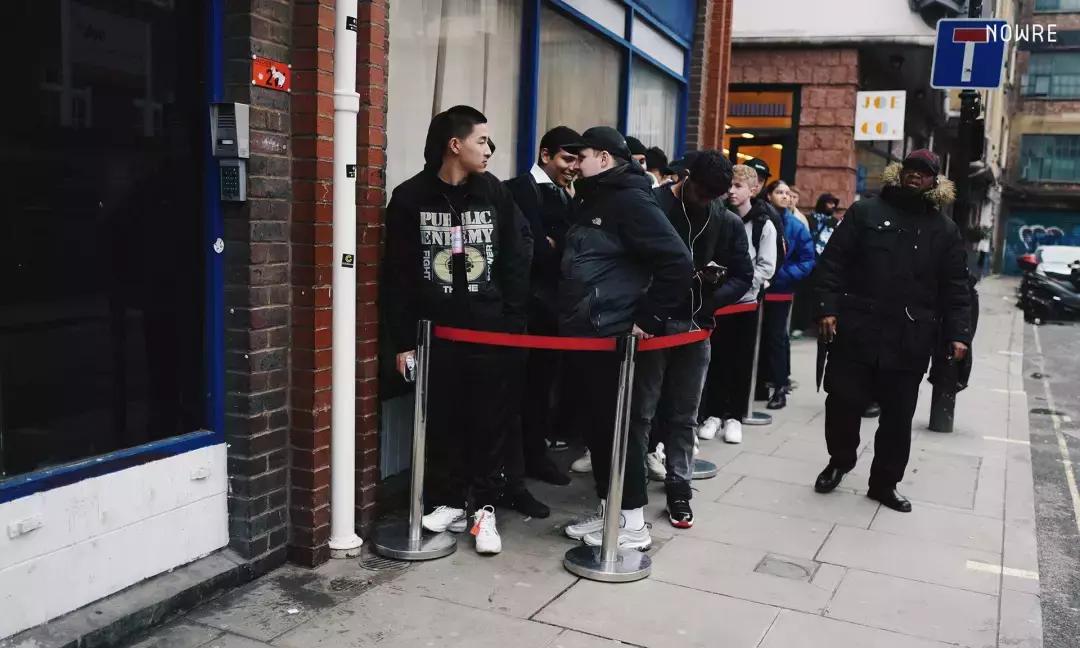 一周时尚丨HM王源同款上线,SupremexRIMOWA半小时价格翻四倍