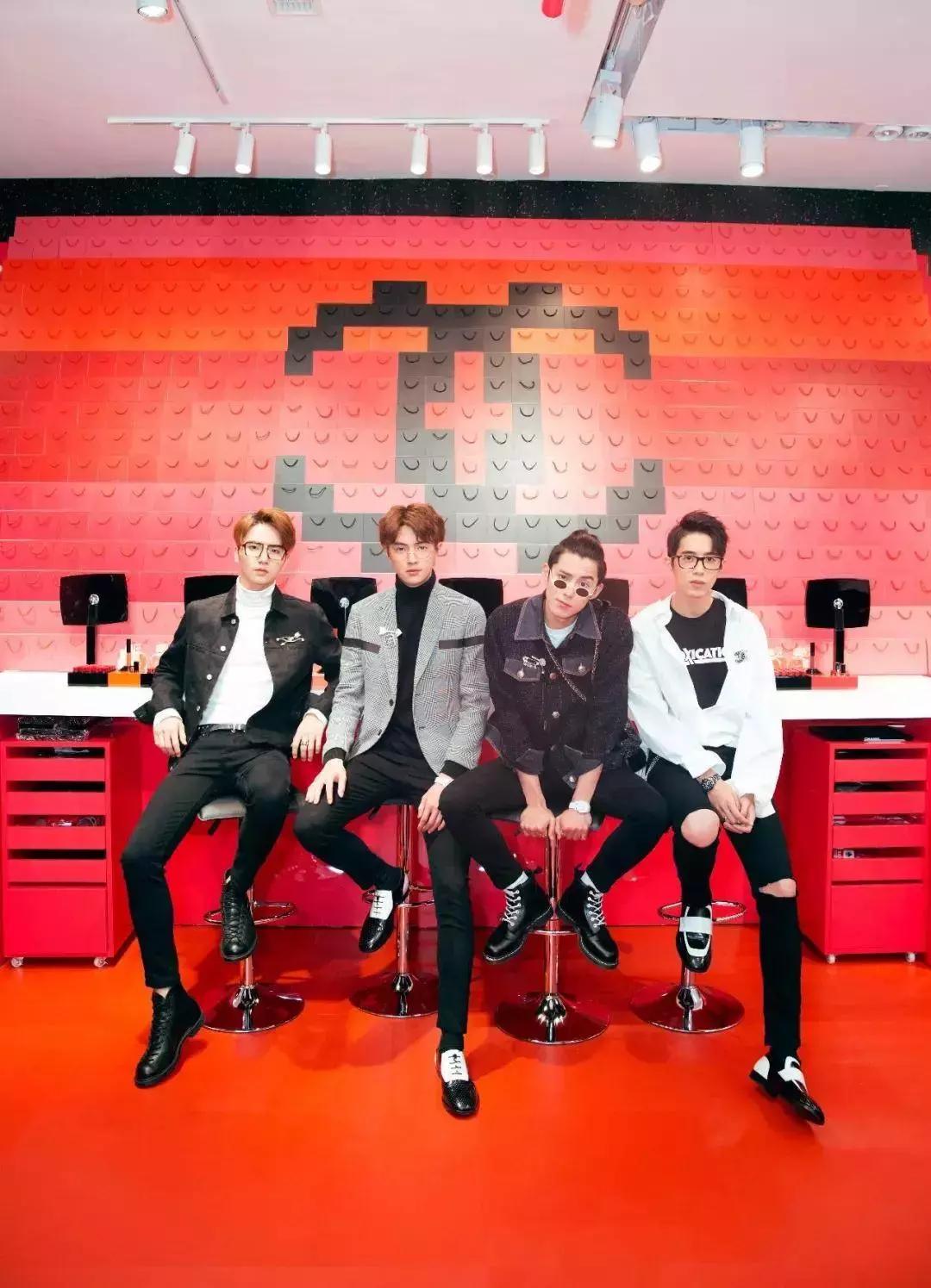 一周时尚丨HM王源同款上线,SupremexRIMOWA半小时价格翻四倍