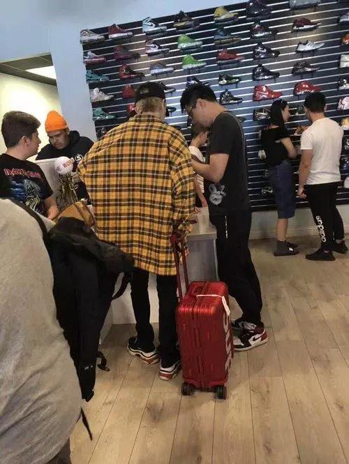 黄明昊小鬼蔡徐坤衣服,蔡徐坤黄明昊应援物拆箱