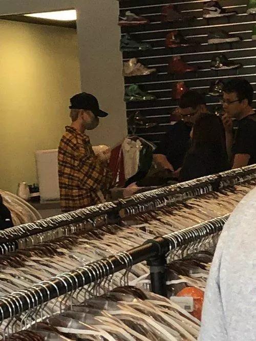 黄明昊小鬼蔡徐坤衣服,蔡徐坤黄明昊应援物拆箱