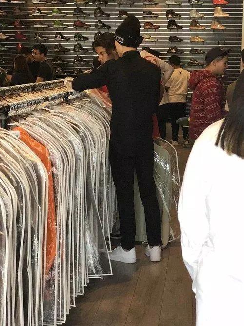 黄明昊小鬼蔡徐坤衣服,蔡徐坤黄明昊应援物拆箱