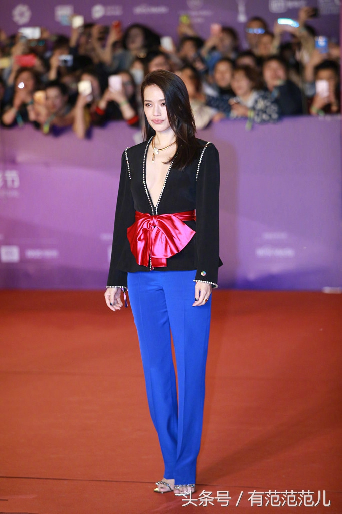 舒淇高级感黑色西装,舒淇穿红色西装干练酷飒