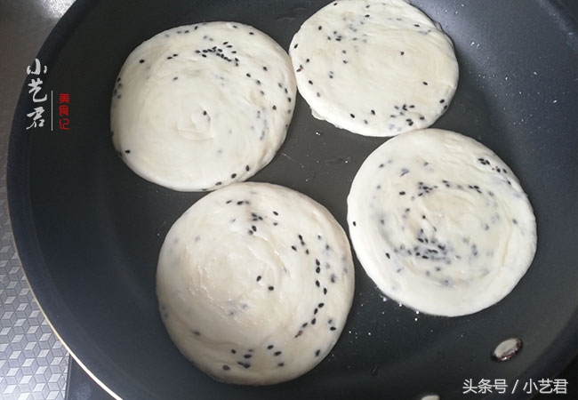 吃了我做的烧饼家人都不爱吃馒头了，皮酥瓤软，第二天吃也不硬