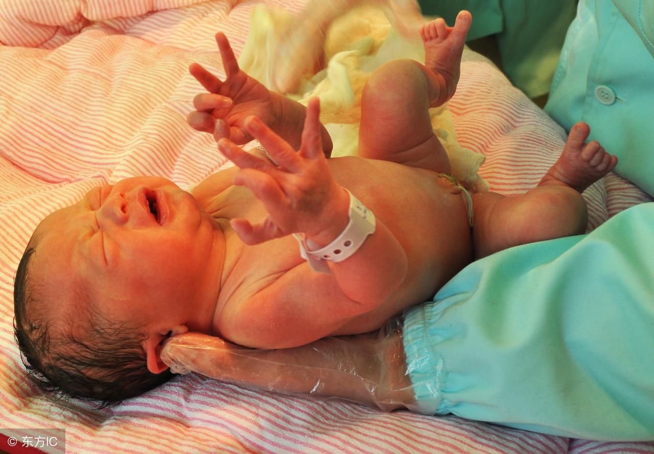 新生儿呛羊水吃了就吐什么原因,新生儿呛入浑浊羊水医院有责任吗